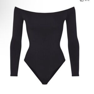 SKIMS ESSENTIAL OFF THE SHOULDER BODYSUIT IN ONYX NWT S/M
